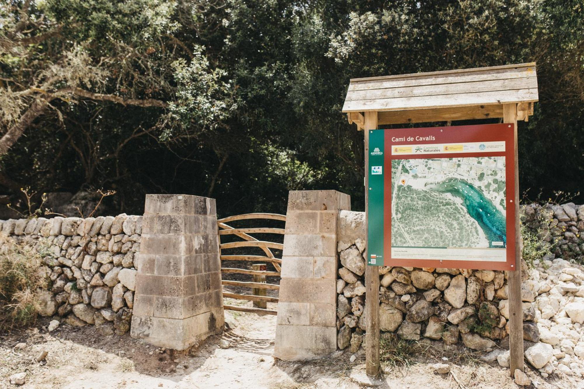 Hostal Xuroy Cala Alcaufar 外观 照片