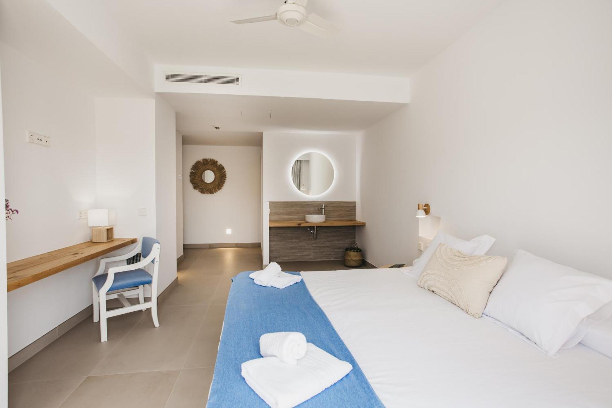 Hostal Xuroy Cala Alcaufar 外观 照片