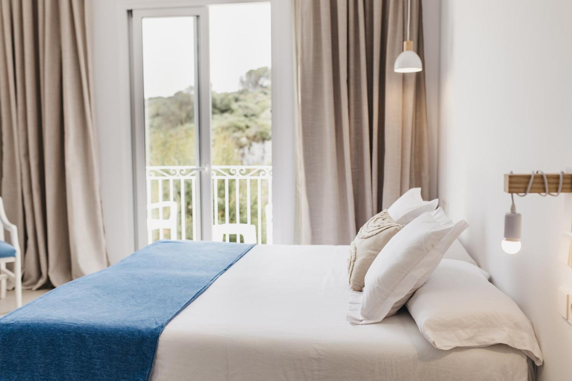Hostal Xuroy Cala Alcaufar 外观 照片