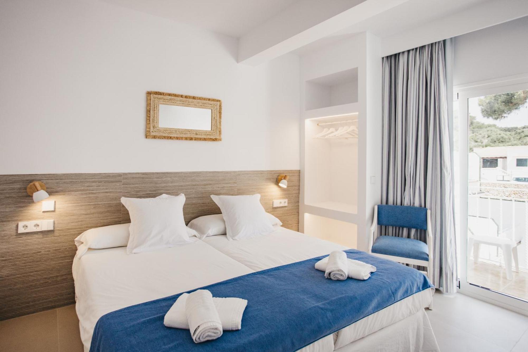 Hostal Xuroy Cala Alcaufar 外观 照片