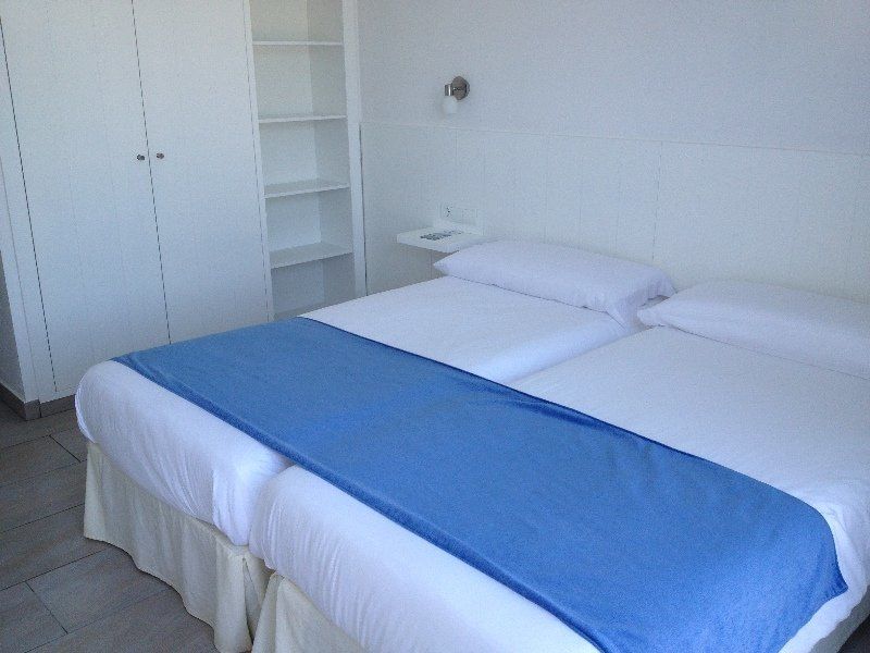 Hostal Xuroy Cala Alcaufar 外观 照片