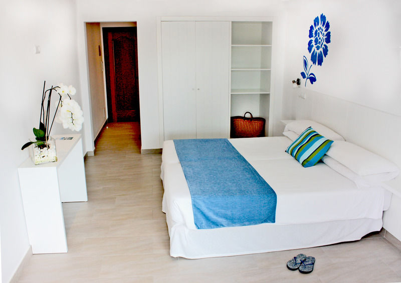 Hostal Xuroy Cala Alcaufar 外观 照片